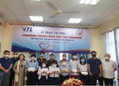 Trao quà cho trẻ mồ côi vì COVID-19: 'Các con sẽ không bị lãng quên'