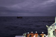 Tàu cá Quảng Ngãi suýt chìm trên vùng biển Hoàng Sa của Việt Nam