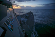 Tàu khu trục USS Benfold tiến hành hoạt động tự do hàng hải gần quần đảo Trường Sa thuộc chủ quyền của Việt Nam. Ảnh: US 7th FLEET