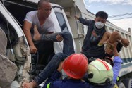 Giải cứu tài xế xe ben mắc kẹt trong cabin sau tai nạn trên quốc lộ 51 ở Đồng Nai