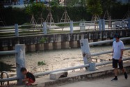 Trẻ em vô tư chơi đùa bên bờ kênh không rào chắn