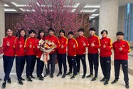 Hai HLV Kim Hồng, Kim Chi (thứ năm, sáu từ trái qua) và chín tuyển thủ nữ Việt Nam trưởng thành từ cái nôi bóng đá TP.HCM.