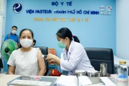 Ngày 15-4, Bộ Y tế bắt đầu thực hiện ký tập trung để cấp hộ chiếu vaccine COVID-19 cho người dân trên toàn quốc.