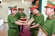 Thừa ủy quyền, Thiếu tướng Nguyễn Văn Viện, Cục trưởng C04, trao bằng khen của Thủ tướng Chính phủ cho các cá nhân tại C04.