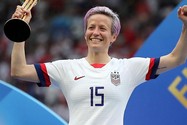 Đội trưởng đội tuyển nữ Mỹ Megan Rapinoe được xem là lá cờ đầu trong việc đòi bình đẳng cho nữ giới đá bóng ở Mỹ.
