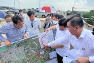 Ông Vũ Hồng Thanh, Chủ nhiệm Ủy ban Kinh tế của Quốc hội, khảo sát thực địa dự án đường vành đai 3 (ngày 19-5). 