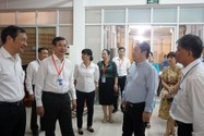Thứ trưởng Bộ GD&ĐT Nguyễn Văn Phúc (thứ ba từ phải qua) cùng đoàn công tác kiểm tra hội đồng chấm thi tốt nghiệp THPT tại TP.HCM vào ngày 4-7.