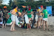 Vụ cởi áo ngực ở biển Cửa Lò: Vui thôi, đừng vui quá!