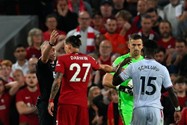 Cú húc đầu liều lĩnh và thẻ đỏ của Nunez gây hại Liverpool