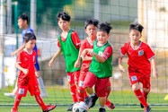 Trận đấu kỳ lạ: 2.000 cầu thủ nhí đọ sức ngôi sao bóng đá Việt