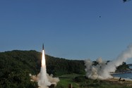 VIDEO: Hàn Quốc diễn tập bắn tên lửa đáp trả động thái &apos;rắn&apos; của Triều Tiên