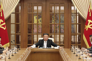 Nhà lãnh đạo Triều Tiên Kim Jong-un triệu tập cuộc họp Bộ Chính trị ngày 12-5 để thảo luận cách đối phó đại dịch. Ảnh: AP