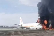 Máy bay của hãng hàng không Tibet Airlines bốc cháy sáng 12-5. Ảnh: WEIBO