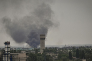 Cột khói xuất hiện sau trận pháo kích tại TP Severodonetsk của tỉnh Luhansk, miền đông Ukraine hôm 21-5. Ảnh: AFP
