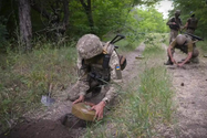 Lực lượng đặc nhiệm Ukraine đặt mìn trên đường đi của quân Mocsow ở tỉnh Donetsk, miền đông Ukraine. Ảnh: AP