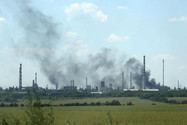 Nhiều cột khói bốc lên bên ngoài nhà máy lọc dầu Lysychansk hôm 21-6. Ảnh: AFP