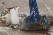 Tàu kỹ thuật Trung Quốc chở 30 người đã bị gãy đôi vì bão Chaba khi đang hoạt động trên Biển Đông. Ảnh: AFP