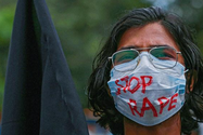 Sinh viên Bangladesh biểu tình phản đối vụ cưỡng hiếp tập thể và tra tấn một phụ nữ ở nước này hồi năm 2020. Ảnh: AFP