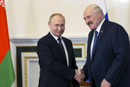 Tổng thống Belarus - ông Alexander Lukashenko và người đồng cấp Nga Vladimir Putin. Ảnh: AP