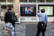 Người dân Nhật bàng hoàng khi nghe tin cựu Thủ tướng Abe Shinzo bị bắn và qua đời. Ảnh: AFP