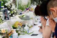 Người dân Nhật cầu nguyện cho ông Abe tại tang lễ ở đền Zojoji (Tokyo) ngày 12-7. Ảnh: REUTERS