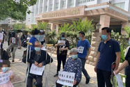 Những người phản đối bên ngoài một ngân hàng ở thành phố Trịnh Châu (tỉnh Hà Nam, Trung Quốc) vào tháng 5. Ảnh: SOUTH CHINA MORNING POST