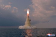 Một vụ phóng thử tên lửa đạn đạo từ tàu ngầm của Triều Tiên hồi năm 2021. Ảnh: KCNA 