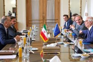 Ông Josep Borrell (phải) - đại diện cấp cao phụ trách chính sách an ninh và đối ngoại của Liên minh châu Âu (EU) - và Ngoại trưởng Iran (trái) - ông Hossein Amir-Abdollahian. Ảnh: AFP