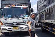 Tài xế xe tải chạy vào làn khẩn cấp còn cầm dao đe dọa xe cứu thương