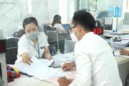 Cán bộ TP.HCM đang tiếp nhận hồ sơ của người dân. Ảnh: LÊ THOA