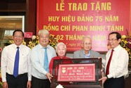 Bí thư Thành uỷ TP.HCM Nguyễn Văn Nên cùng lãnh đạo TP, lãnh đạo quận 7 trao tặng huy hiệu cho ông Phan Minh Tánh. Ảnh: Website Thành uỷ TP.HCM