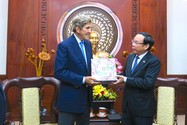 Bí thư Thành ủy TP.HCM Nguyễn Văn Nên tặng bánh trung thu cho ông John Kerry, Đặc phái viên của Tổng thống Hoa Kỳ. Ảnh: MINH HIỆP
