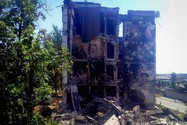 Một tòa nhà bị hư hại nghiêm trọng ở TP Lysychansk. Ảnh: AP
