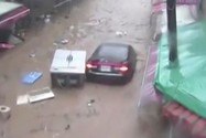 Video: Nhà, ô tô trôi như thuyền giấy trong bão Chaba