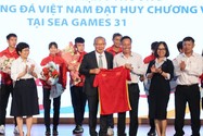 Các cầu thủ nhận cơn mưa tiền thưởng sau khi vô địch SEA Games 31
