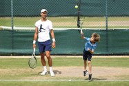 Djokovic tẽn tò khi con trai thích “sắm vai” Nadal