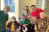 李紅和李香的家人在藝術家退休之家祝愿老藝術家新年