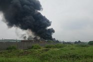 Cháy dữ dội ở xưởng nhựa xã Vĩnh Lộc B
