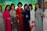 Đại sứ Việt Nam tại Hungary Nguyễn Thị Bích Thảo (áo dài xanh giữa) chụp hình cùng các đại biểu.