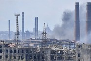 Khói bốc lên bao trùm nhà máy thép Azovstal ở Mariupol, Ukraine.