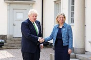 Thủ tướng Anh Boris Johnson và người đồng cấp Thụy Điển Magdalena Andersson gặp nhau tại dinh thự thủ tướng ở Harpsund, Thụy Điển, ngày 11-5.