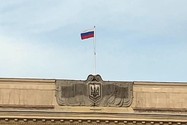 Quốc kỳ Nga được treo trên đỉnh một tòa nhà ở Kherson, Ukraine vào tháng 4.