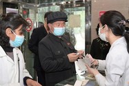 Ông Pak Jong-chon, Ủy viên Ủy ban Thường vụ Bộ Chính trị Ban Chấp hành Trung ương Đảng Lao động Triều Tiên, kiểm tra một hiệu thuốc ở Bình Nhưỡng.