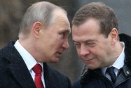 Tổng thống Vladimir Putin (trái) và Phó chủ tịch Hội đồng An ninh Nga Dmitry Medvedev (phải).
