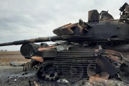 Một chiếc xe tăng bị phá hủy sau các cuộc giao tranh giữa Nga và Ukraine.