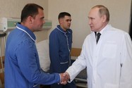 Tổng thống Nga Vladimir Putin đến thăm một số binh sĩ bị thương trong cuộc xung đột ở Ukraine vào ngày 25-5.