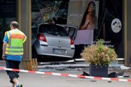 Chiếc xe hơi màu bạc chỉ dừng lại sau khi tông vào cửa sổ của một cửa hàng. 