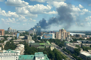 Khói bốc lên sau cuộc pháo kích của Nga ở Donetsk, Ukraine, ngày 4-7.