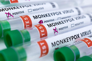 ขวดทดสอบมีข้อความว่า Monkeypox