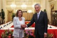 Chủ tịch Hạ viện Mỹ Nancy Pelosi bắt tay Thủ tướng Singapore Lý Hiển Long tại Singapore vào ngày 1-8.